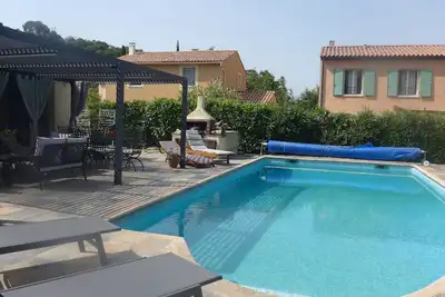 Image de Appartement dans villa avec piscine