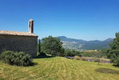 Image de Chapelle du 12è siècle, véritable havre de paix au coeur de la Drôme Provençale.