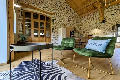 Image de Gîte rénové avec charme, cour privée, proche Puy-en-Velay et trésors de la Haute-Loire