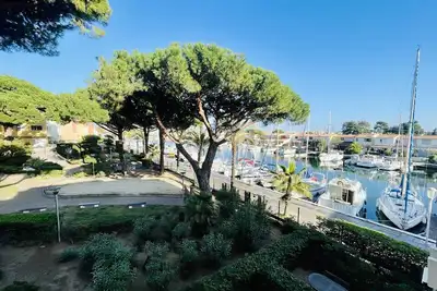 Image de Studio centre port avec piscine et parking