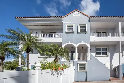 Image de Stunning beachside townhome with 3 bedrooms, 3 full bathrooms, and open den area