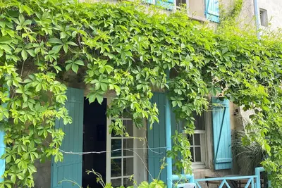 Image de Mazet Provençal rénové, centre village Alpilles \/\/ patio, fontaine, Wifi, clim