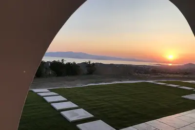 Image de The apartment has a terrace with a panoramic view of the Aegean Sea and Paros.
