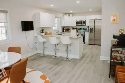 Image de New! Serene Getaway ~ Near Hanes Mall and Wfu. Fire Pit, Games & Ping-Pong.
