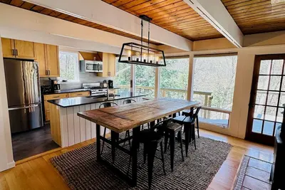 Image de Comfortable getaway with new amenities and large deck overlooking the mad river.