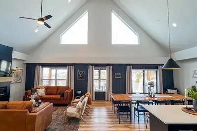 Image de Luxury cabin overlooking Table Rock lake w/ hot tub, games & indoor pool!