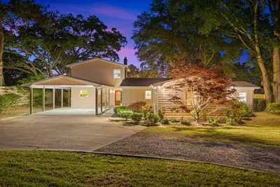 Image de A charming 4-bedroom waterfront with a private dock retreat that offers a secluded serene getaway!