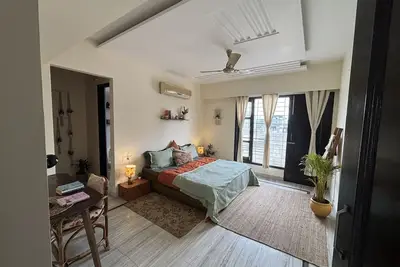 Image de Cozy Boho retreat w/living room, terrace, balcony and private entrace.