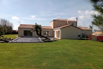 Image de Villa Avec Piscine Chauffée a la Campagne