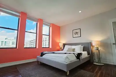 Image de Walk to Everything From The Lofts Suite 402