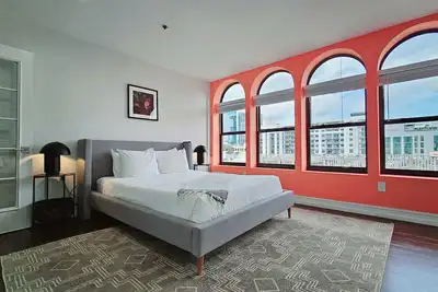 Image de Walk to Everything From The Lofts Suite 503