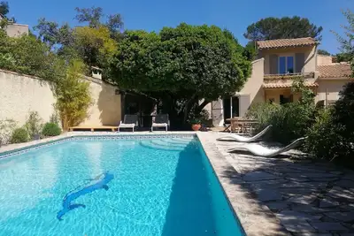 Image de Villa 5 chambres avec piscine dans quartier calme et résidentiel