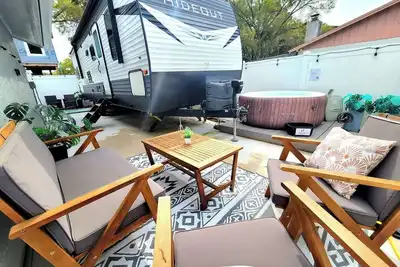 Image de Rv w/ Hot Tub, Private Patio, Sleeps 8, Near Tampa!