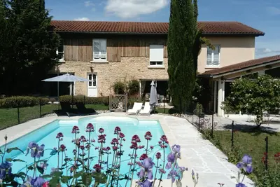 Image de Maison de 4 chambres pour 8 adultes et 2 enfants avec piscine terrain paysager