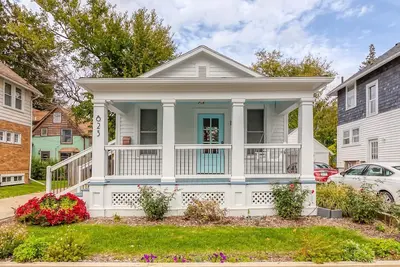 Image de 3 Bedroom Greek Revival Cottage Walk to Big House