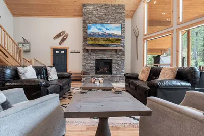 Image de Hot Tub, Firepit, Large Deck, Game Room, Secluded Mtn Views, 20 min to Park | Yellowstone Escape