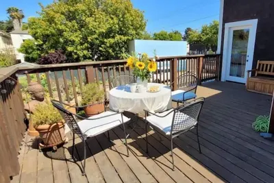 Image de Textile Lover's Oasis in Graceful Urban Victorian