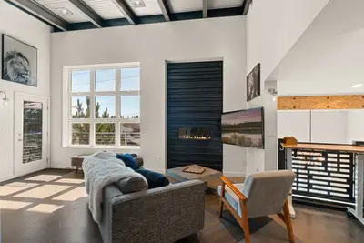 Image de Modern Industrial Luxury • 10 Minute Walk to Iconic Downtown • Infrared Sauna