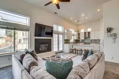 Image de 5 Mi to Downtown Reno: Home w\/ Lake Access!