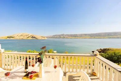 Image de Apartment right on the sea, boat dock and shared terrace on the beach