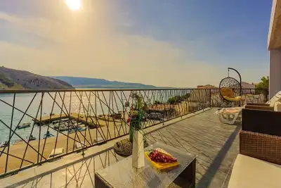 Image de Beautiful apartment with sea view right on the harbour and the beach- Ivica 2