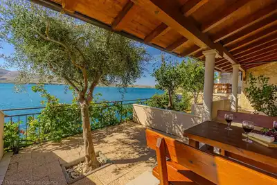 Image de Apartment on top of the cliff right on the beach with sea views