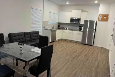 Image de Modern, 1 Br private suite with kitchen\n\n