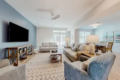 Image de Friendship Creek charming townhome with pool, patio, & garden views - near beach
