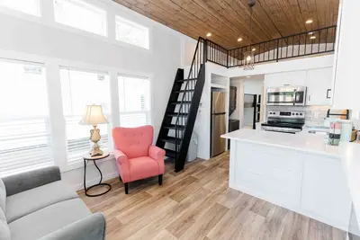 Image de Lakeside Chic: Stylish Family Tiny Home Retreat #2
