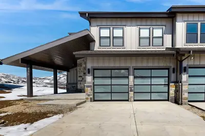 Image de Brand-new luxury home with mountain & lake views - fireplace & gourmet kitchen