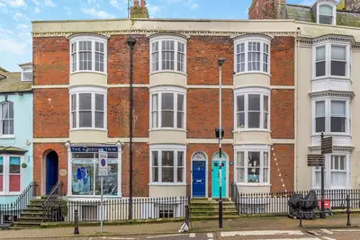 Image de We just love the setting of this charming period home, opposite the stunning harborside.