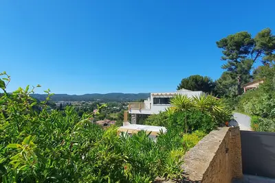 Image de A 10 minutes de la plage a Pied. \nMaison individuelle avec grande piscine.