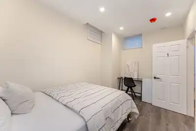 Image de Luxurious 3-Bedroom Basement ensuite! Your Dream Space Awaits You in Oakville!
