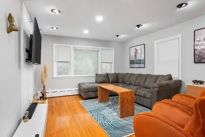Image de Chic, Modern & Cozy~Walk to Train~Free Parking Nyc