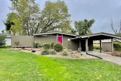 Image de Mid-Century Style & Class In Quiet Ne Location