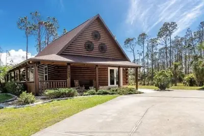 Image de One of a kind, real log home in southwest Florida!