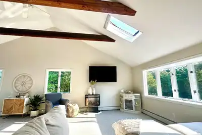 Image de Cape Cod Beach House. 5 minute Walk to beach w/ gas firepit and Central Ac!