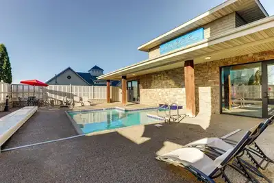 Image de Near Lake, Deluxe 2 Queen, Stoney Creek Quad Cities, Pool | 2 Units