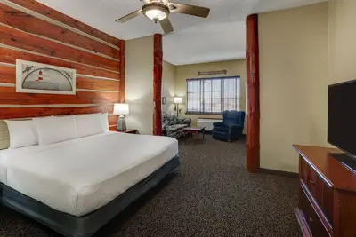 Rustic Charm by the Mississippi River! Inviting Riverbank Lodging