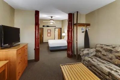 Expanded King with Sofa Bed, Stoney Creek Quad Cities, Pool