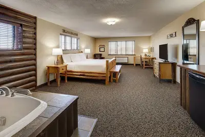 Whirlpool, Work Desk, Expanded King, Stoney Creek Quad Cities, Pool