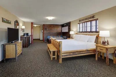 Scenic Moline Stay - Bike Path Access, Pool & Fitness Center, Parking