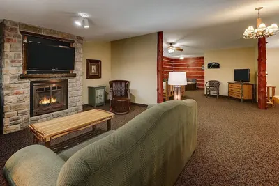 Riverfront Rustic Retreat w\/ Indoor\/Outdoor Pool & Whirlpool, Parking