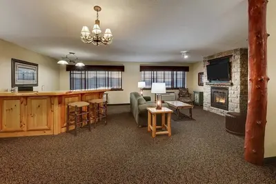 Image de Near TaxSlayer Center! Cozy Rooms with Rustic Decor, 2 Pools | 2 Units
