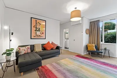 Image de Urban Retro Experience Vibrant Courtyard Charm
