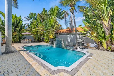 Image de Key Life Living l Private Heated Pool & 5 Minute Walk to Crescent Beach