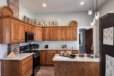 Image de Historic home with modern amenities located in the heart of downtown Vincennes.
