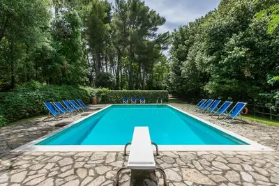 Image de Belle maison de vacances privée pour 8 personnes avec piscine, Wifi, animaux admis et parking