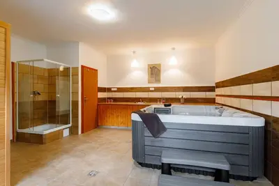 Image de Magnifique maison de vacances privée avec bain à remous, piscine privée, Tv, terrasse, parking