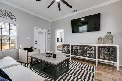 Image de The Bird House - 3 Bedroom Downtown Nest